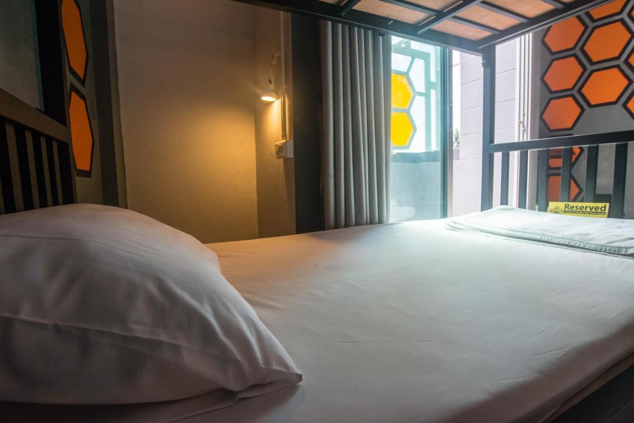 Beehive Phuket Old Town Hostel Bagian luar foto